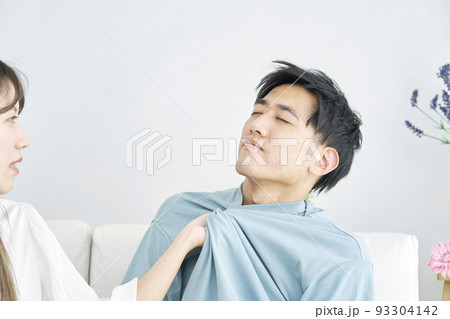 女性に胸ぐらをつかまれる男性 女性に胸ぐらをつかまれる男性 93304142