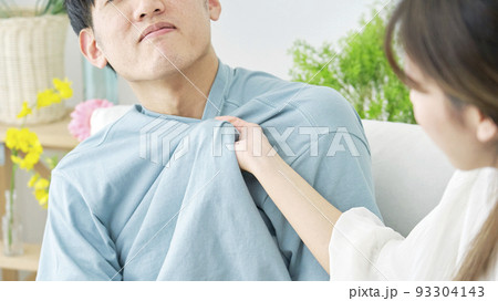 女性に胸ぐらをつかまれる男性　顔無し 93304143