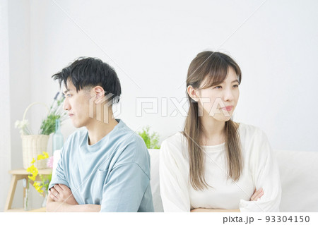 リビングで夫婦喧嘩をする リビングで夫婦喧嘩をする 93304150