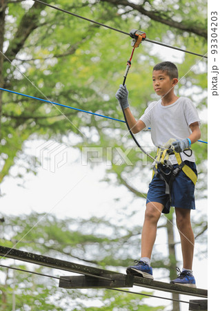 木の上のアスレチックで遊ぶ男子中学生 (12歳) 93304203
