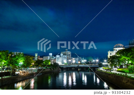 広島8月6日、原爆惨禍の日です。元安橋から上流域の基町、十日市城南通り方面を展望しています。 93304232