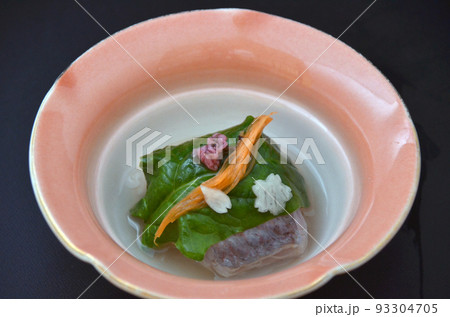 料亭で出される日本料理の煮物 93304705