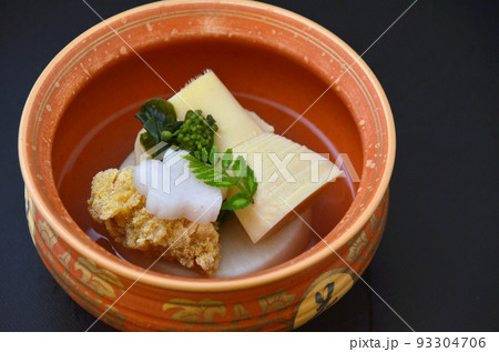 料亭で出される日本料理の煮物 93304706