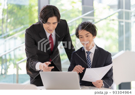 オフィスのロビーでミーティングをする若いビジネスマン2人 撮影協力「LINK FOREST] 93304964