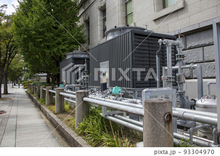 屋外に設置された冷却塔 93304970