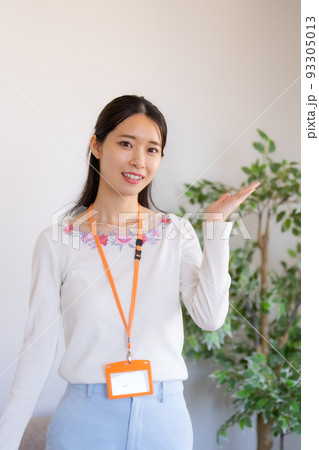 若いビジネスウーマン 若いビジネスウーマン 93305013
