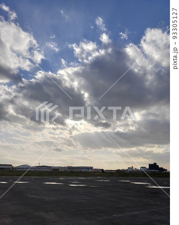 雲から降り注ぐ光 93305127