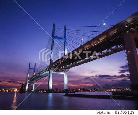 夕焼け空と横浜ベイブリッジ 夕焼け空と横浜ベイブリッジ 93305128