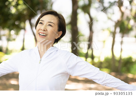 ストレッチする50代の女性 93305135