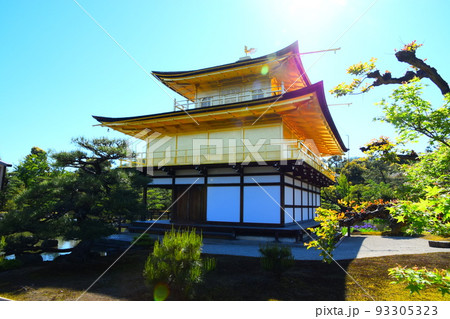 金閣寺と太陽の光 93305323