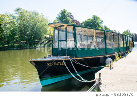 ロンドン郊外のオールド・ウィンザーのテームズ川に停泊するボート 93305370