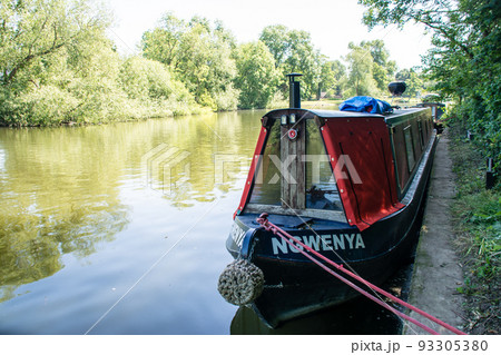 ロンドン郊外のオールド・ウィンザーのテームズ川に停泊するボート 93305380