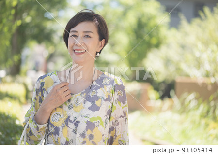 上品なミセス・笑顔の50代女性ポートレート 上品なミセス・笑顔の50代女性ポートレート 93305414