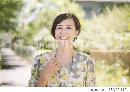 上品なミセス・笑顔の50代女性ポートレート 93305415