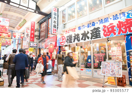 【大阪府】12月・週末の曽根崎お初天神通り商店街 【大阪府】12月・週末の曽根崎お初天神通り商店街 93305577