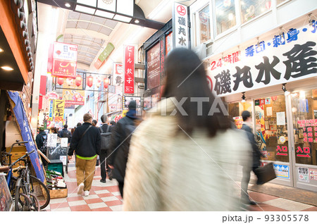 【大阪府】12月・週末の曽根崎お初天神通り商店街 93305578