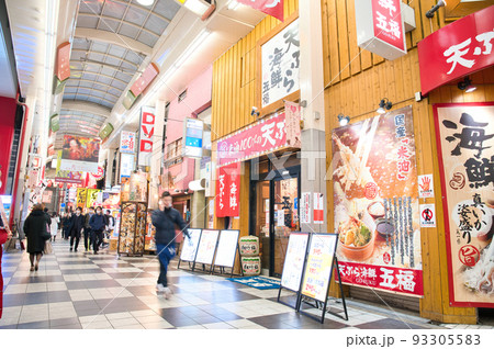 【大阪府】12月・週末の曽根崎お初天神通り商店街 93305583