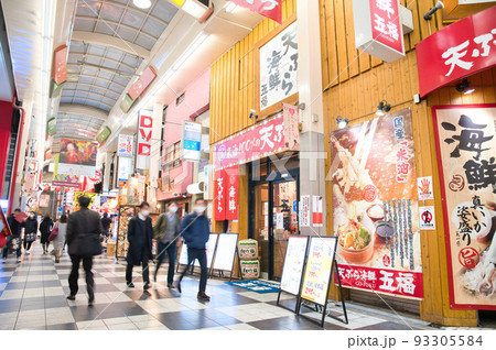 【大阪府】12月・週末の曽根崎お初天神通り商店街 【大阪府】12月・週末の曽根崎お初天神通り商店街 93305584