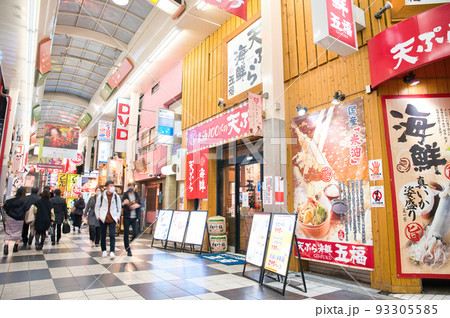 【大阪府】12月・週末の曽根崎お初天神通り商店街 【大阪府】12月・週末の曽根崎お初天神通り商店街 93305585