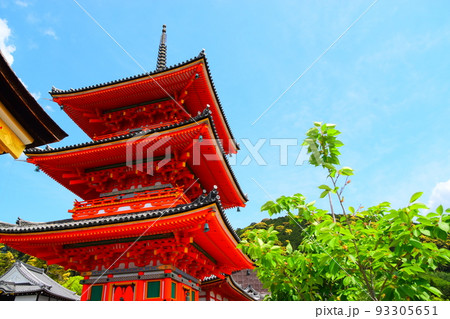 清水寺の三重塔と青空 93305651