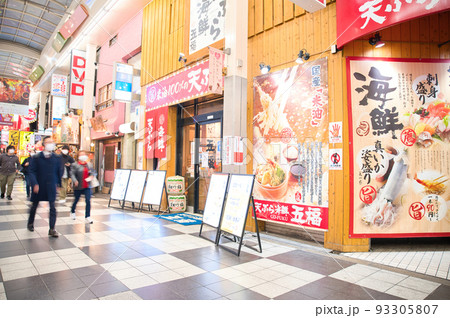 【大阪府】12月・週末の曽根崎お初天神通り商店街 【大阪府】12月・週末の曽根崎お初天神通り商店街 93305807