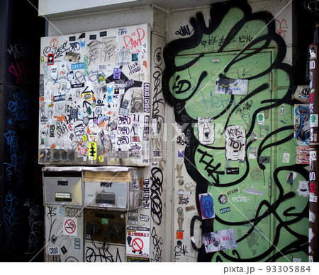 落書きをされた建造物 ペイント スプレー ペンキ 落書きをされた建造物 ペイント スプレー ペンキ 93305884