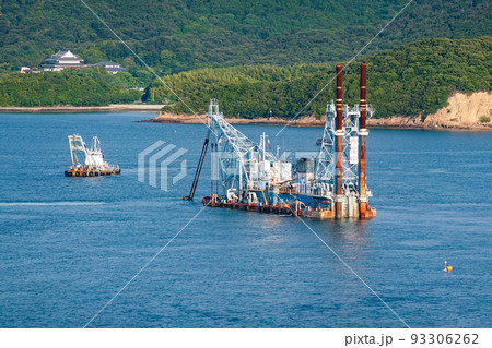 瀬戸大橋の与島PAから塩飽本島近海で進む備讃瀬戸航路の浚渫作業 93306262