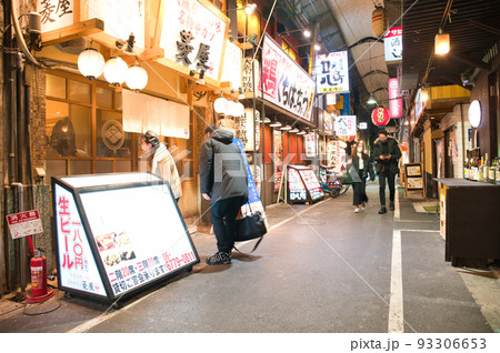 【大阪府】12月・賑わう週末、天王寺駅前の飲み屋街 93306653