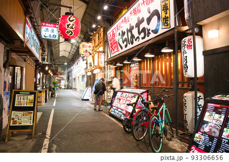 【大阪府】12月・賑わう週末、天王寺駅前の飲み屋街 【大阪府】12月・賑わう週末、天王寺駅前の飲み屋街 93306656
