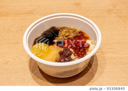 台湾スイーツ　トッピングをたくさんのせた豆花 93306840