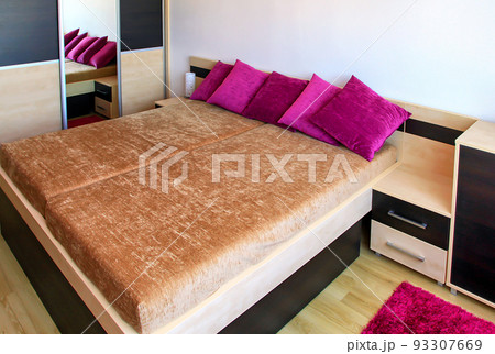 Double bed in bedroom 93307669