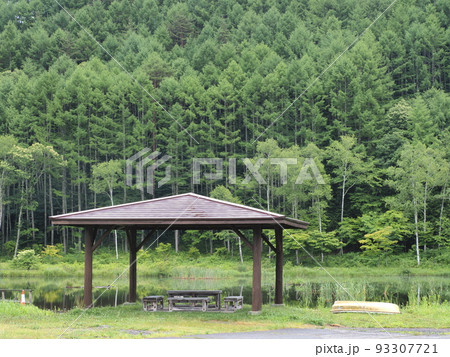 新緑あふれる木曽あやめ公園池の東屋 93307721