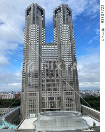 真正面からの東京都庁 93307722