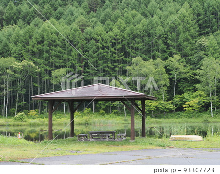 新緑あふれる木曽あやめ公園池の東屋 93307723