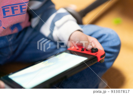 任天堂スイッチで遊ぶ子供 任天堂スイッチで遊ぶ子供 93307817