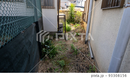 マンション（住宅）の間の不明瞭な土地 93308156