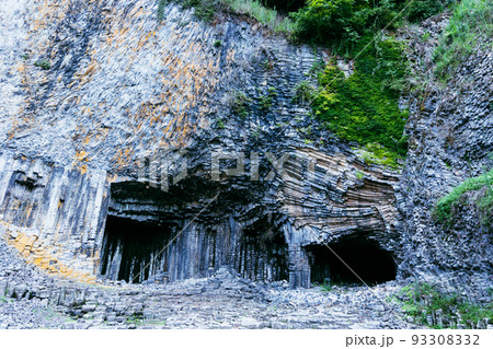 国の天然記念物「玄武洞」の綺麗な岩の割れ目 国の天然記念物「玄武洞」の綺麗な岩の割れ目 93308332