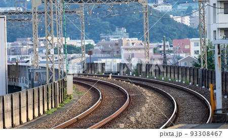 カーブの鉄道車線 93308467