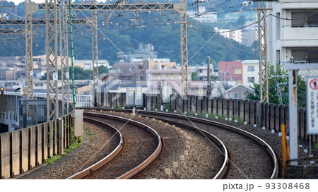 カーブの鉄道車線 カーブの鉄道車線 93308468