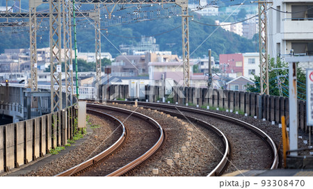 カーブの鉄道車線 93308470