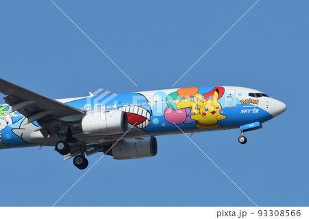スカイマークの旅客機 B737-800 ピカチュウジェットBC2の写真素材