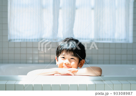 お風呂に入る男の子 お風呂に入る男の子 93308987