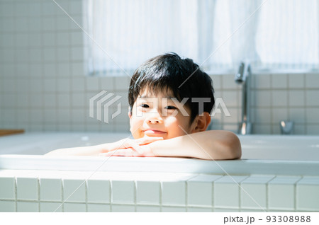 お風呂に入る男の子 93308988