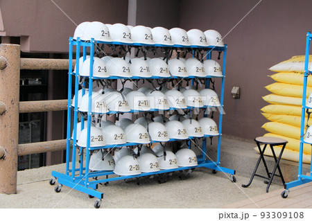 防災用のヘルメットが並ぶ風景 防災用のヘルメットが並ぶ風景 93309108