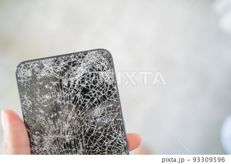 壊れたスマホの文字入れ背景素材 壊れたスマホの文字入れ背景素材 93309596