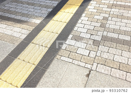 夏、炎天下に街と点字ブロックと歩道 夏、炎天下に街と点字ブロックと歩道 93310762