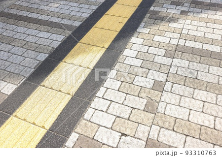 夏、炎天下に街と点字ブロックと歩道 夏、炎天下に街と点字ブロックと歩道 93310763