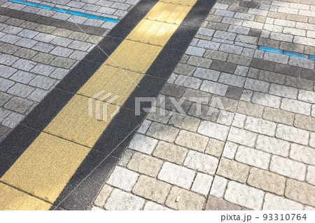 夏、炎天下に街と点字ブロックと歩道 夏、炎天下に街と点字ブロックと歩道 93310764