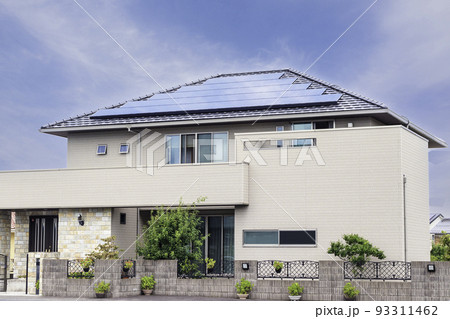 エコハウスと緑と空　太陽光パネル映り込みバージョン 93311462