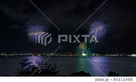 かごしま錦江湾サマーナイト大花火大会　鹿児島市街地と錦江湾 93311488
